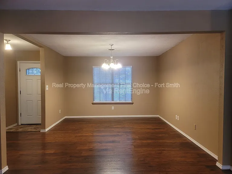 306 Elfen Glen St — Photo 4
