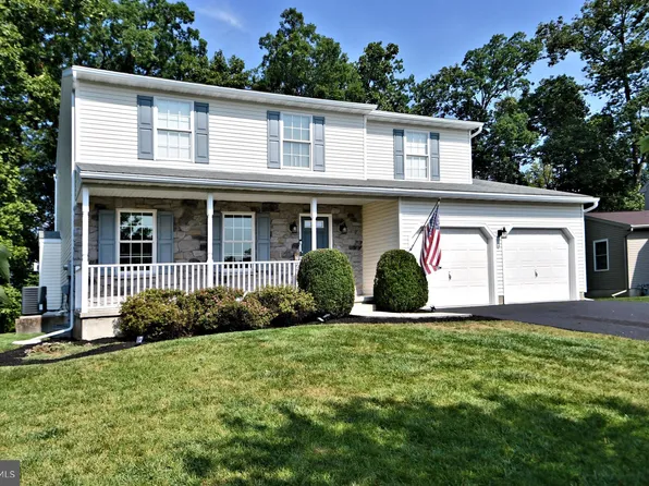 221 Woodbridge Ln, Douglassville, PA 19518
