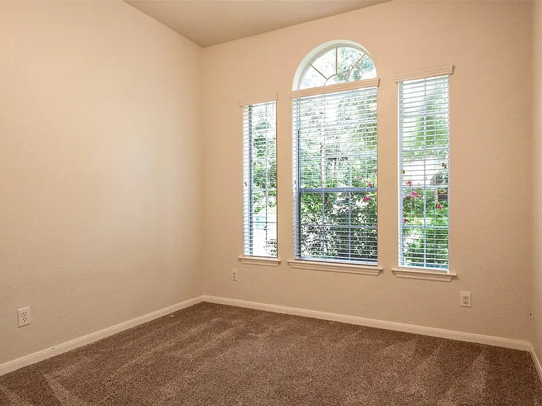 22 Hobbit Glen Dr — Photo 17