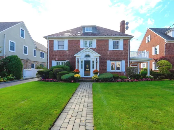 360 Demott Avenue, Rockville Centre, NY 11570
