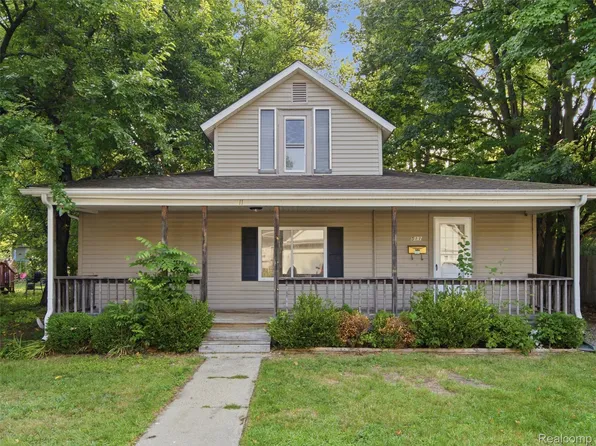 511 Riggs St, Fenton, MI 48430