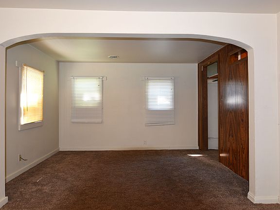 2 Living Room_06102021