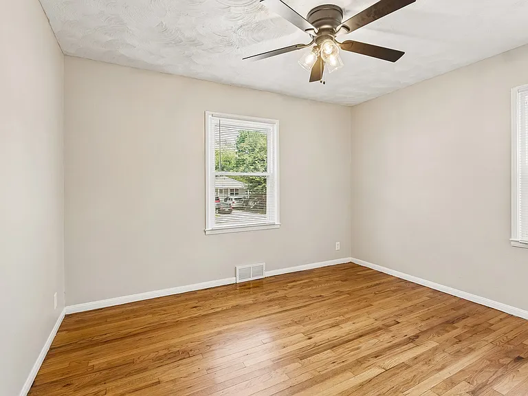 3915 Crown Point Ave — Photo 19