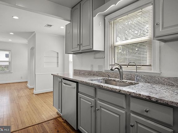 3rd image of 4810 Delaware St