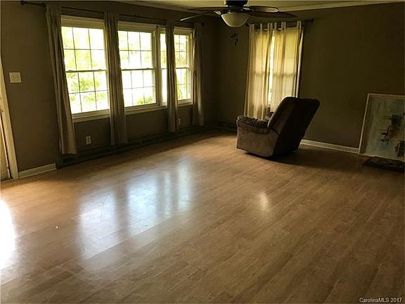3rd image of 420 Primrose Dr