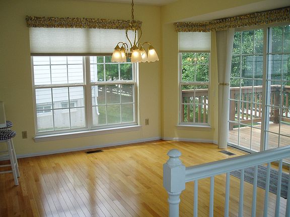 3rd image of 925 Forder Crossing Dr