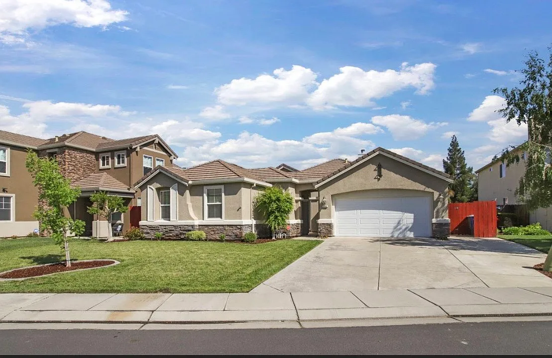969 Heartland Dr — Photo 3