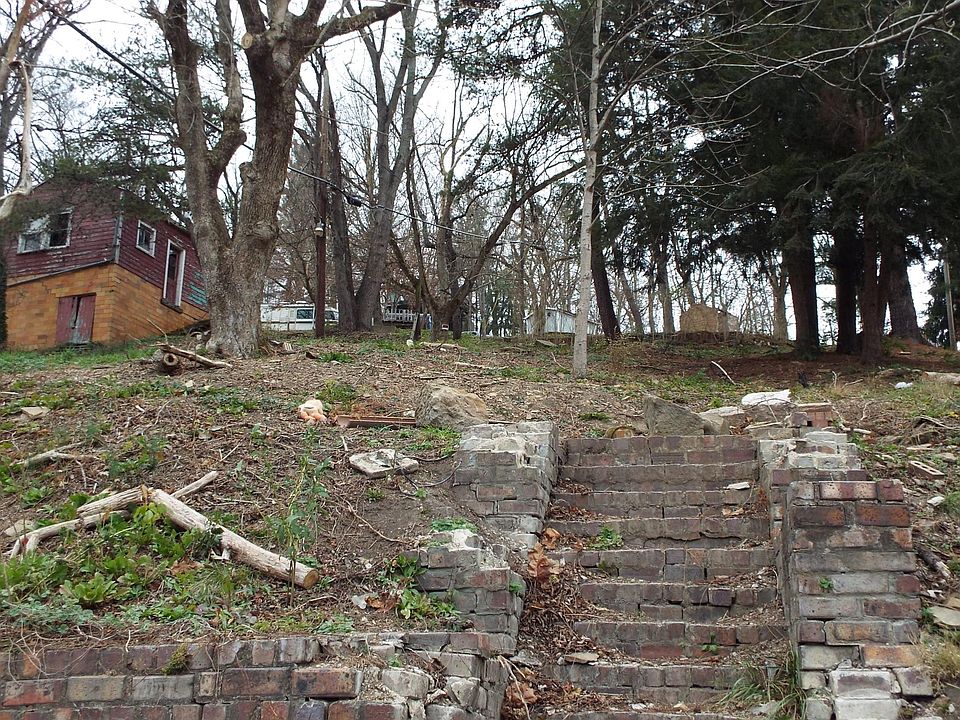 1st image of 138 W Franklin St