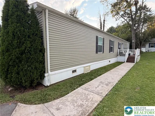 1008 Cherry Tree Xing, Breinigsville, PA 18031