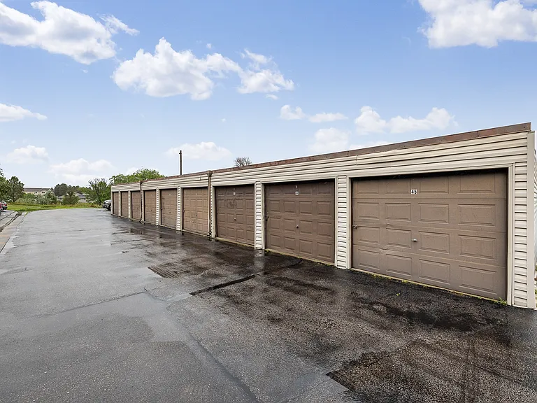 Country Bluff Apartments — Photo 39