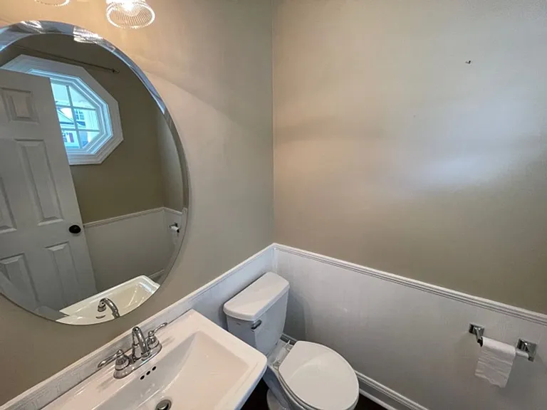 433 Holly Thorn Trce — Photo 19
