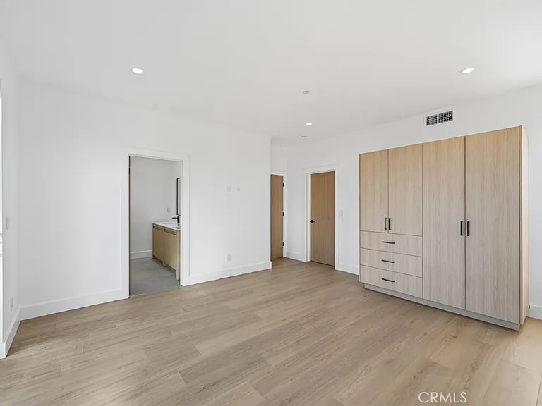 13602 Burbank Blvd — Photo 7