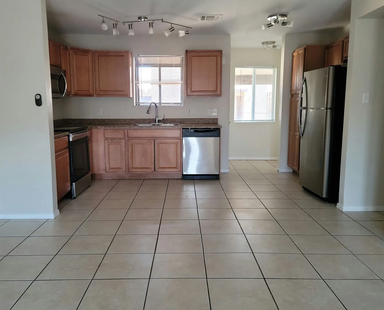 Cozy 2 Bed 2 Bath Town-home in Central Phoenix!! — Photo 1