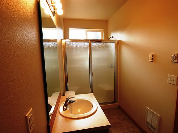 .75 bathroom w/washer & dryer