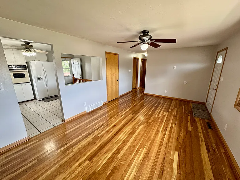 3929 Lakeview Dr — Photo 2