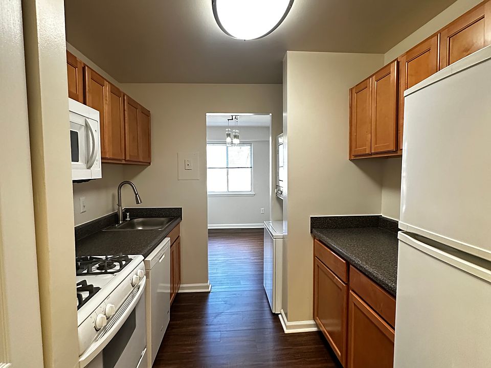 1st image of 202-2915 Wickersham Way