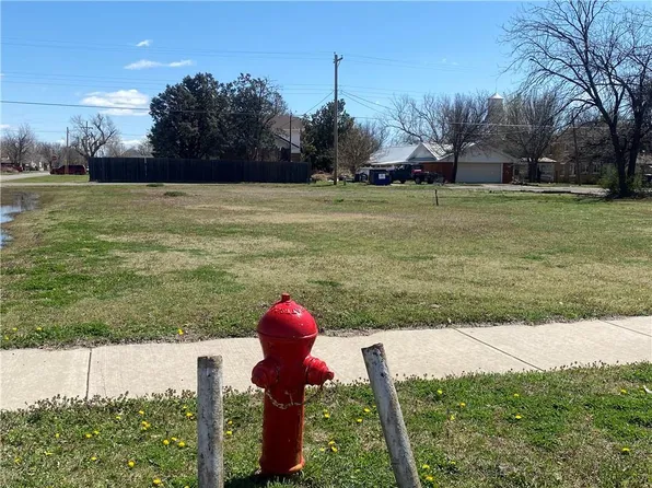 104 S Broadway, Hobart, OK 73651