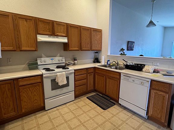 3rd image of 313 Hunters Way