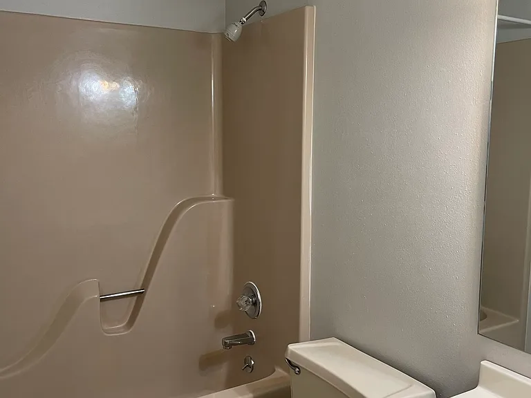 312 E Burlington St #15 — Photo 8