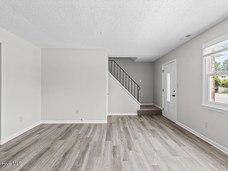 526 Myrtlewood Cir — Photo 3