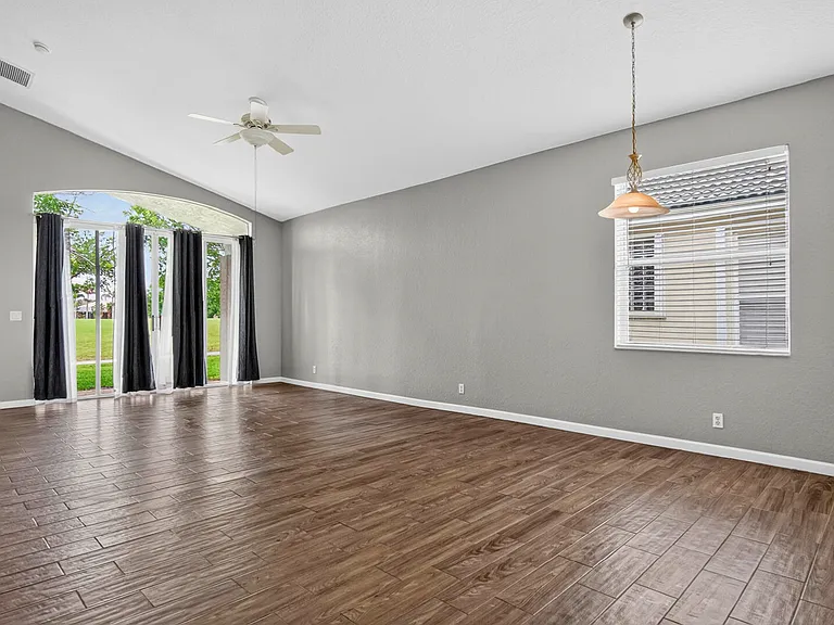 671 NW Stanford Ln — Photo 4