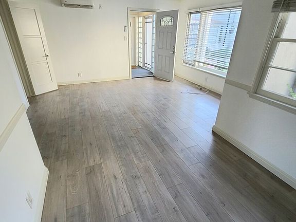 4th image of 13010 Moorpark St #13020