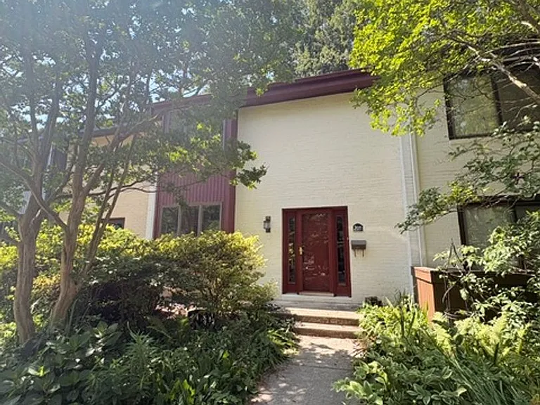 2071 Golf Course Dr — Photo 2