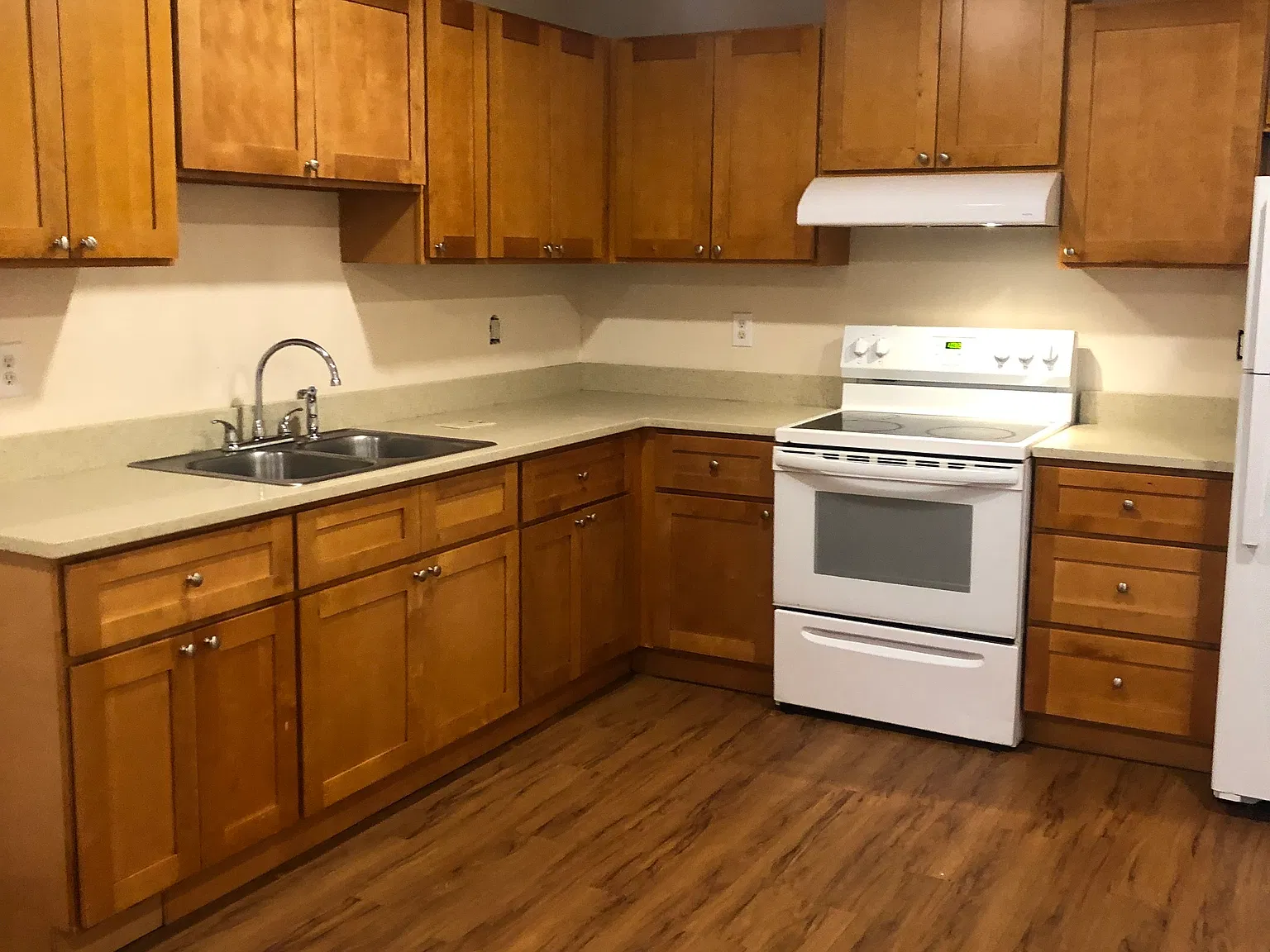 3 bed, 1.5 bath, 1008 sqft, $1,704 — Photo 3