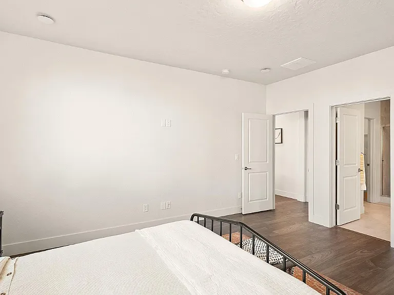 5368 S Snowden Ave — Photo 13