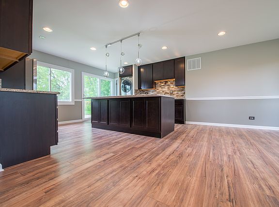4th image of 1541 E Celebrity Cir