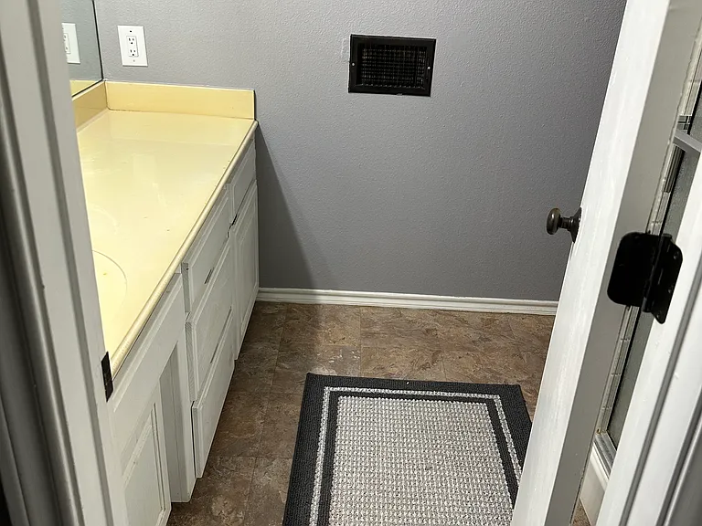 Greenwood Oaks Dr — Photo 2
