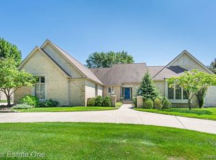 4892 Rivers Edge Dr, Troy, MI 48098