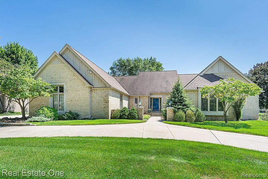 4892 Rivers Edge Dr photo 1
