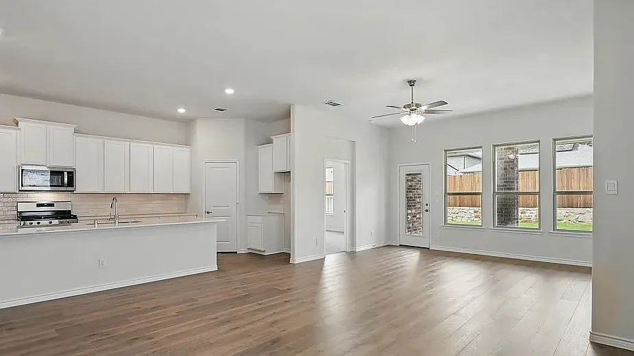 4 bed, 2100 sqft, $3,573 — Photo 4