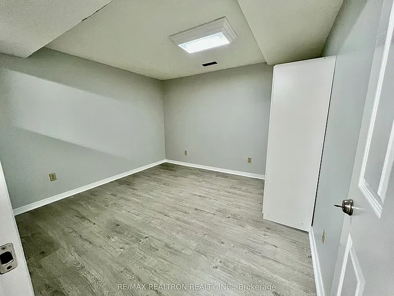 35 Soho Cres #BASEMENT — Photo 10