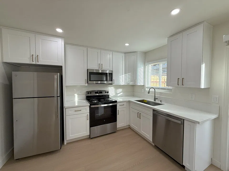 565 W Chase Ave