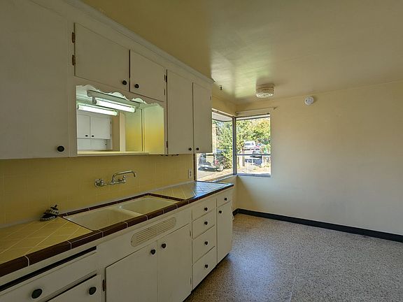 5th image of 4012 Woodland Park Ave N #4014