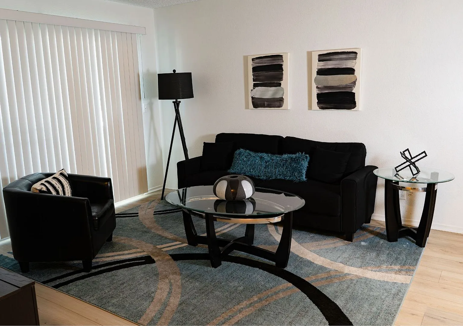 Valencia Apartments — Photo 3