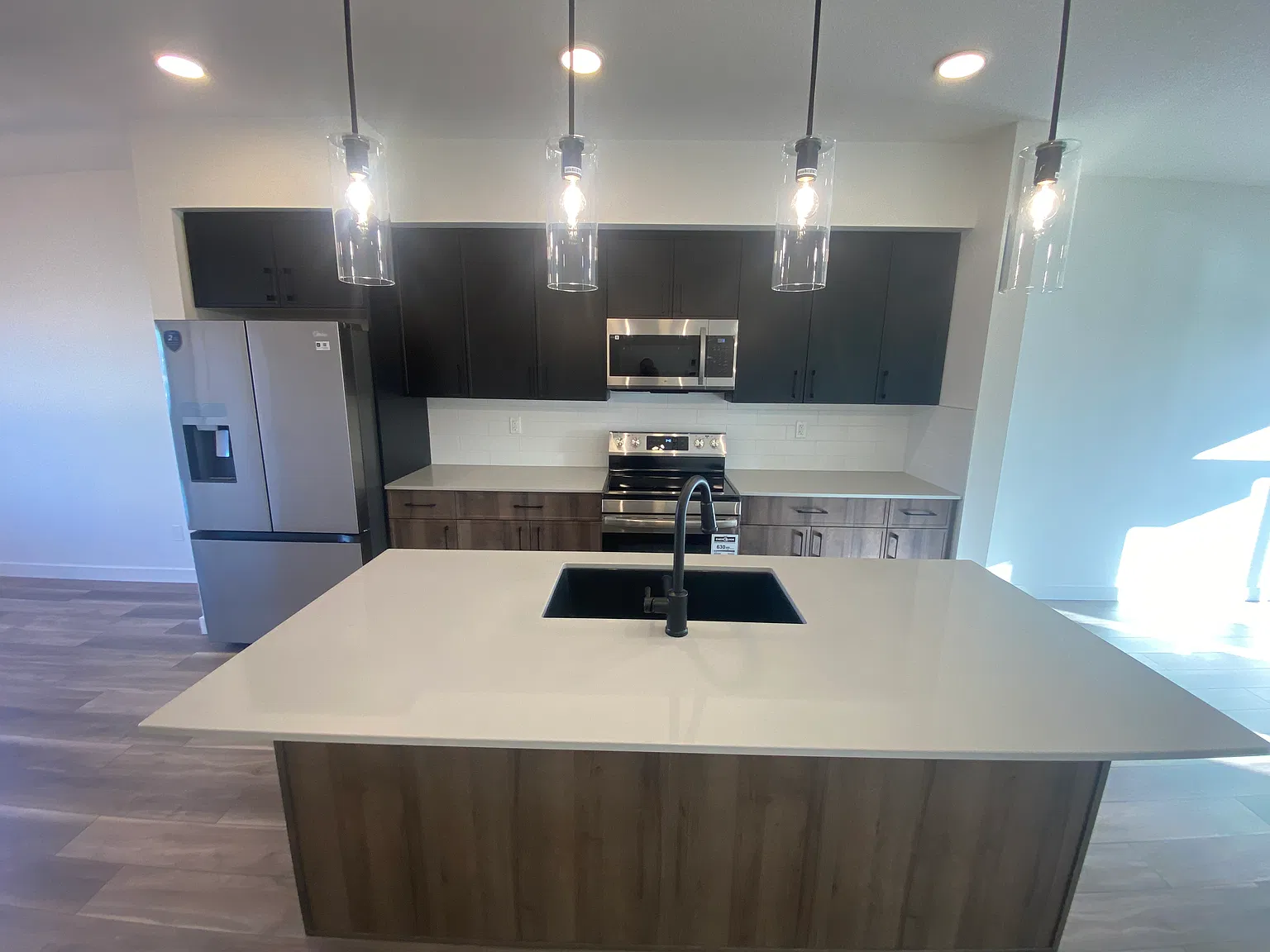 UPPER 1052 14 Avenue Northwest — Photo 3