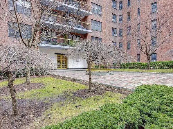 67-76 Booth St, Forest Hills, NY 11375