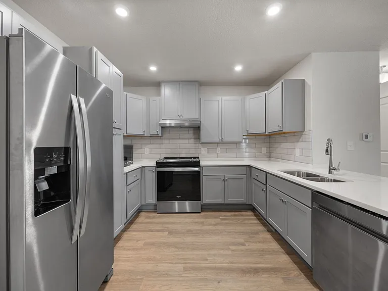 Harbor Village Apartments — Photo 40