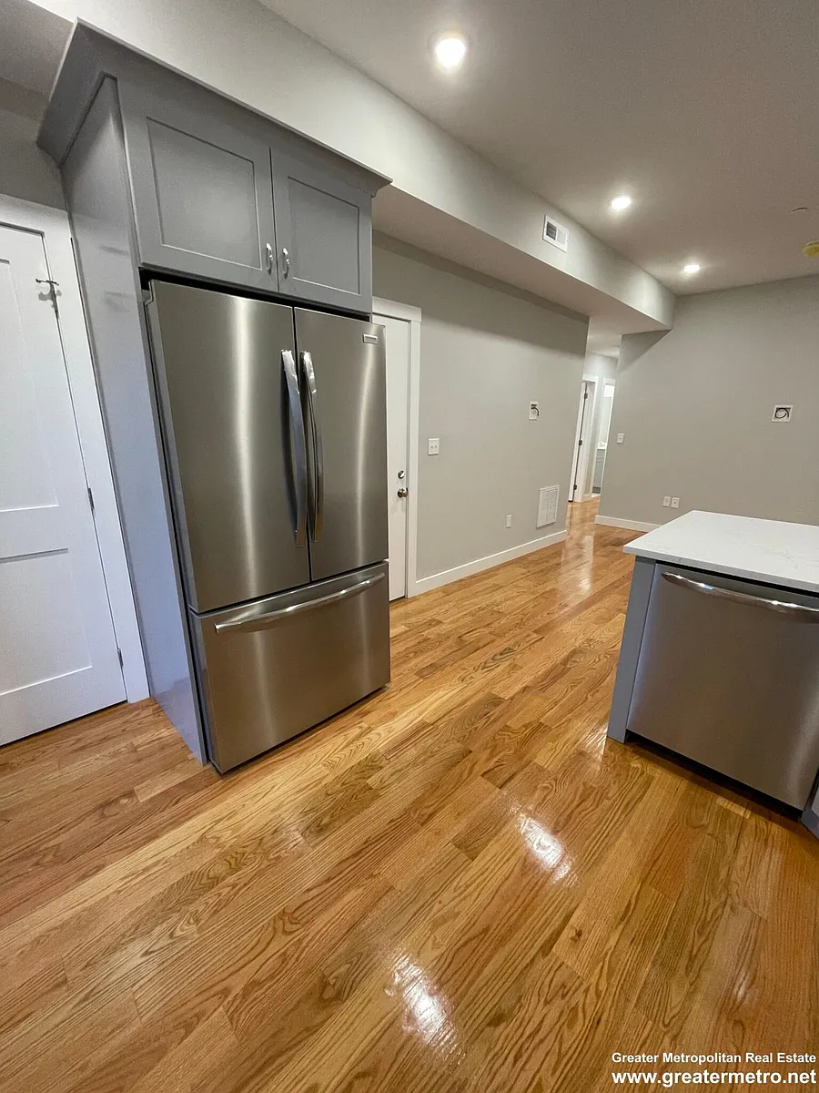 Building Photo - 559 E 4th St #2A