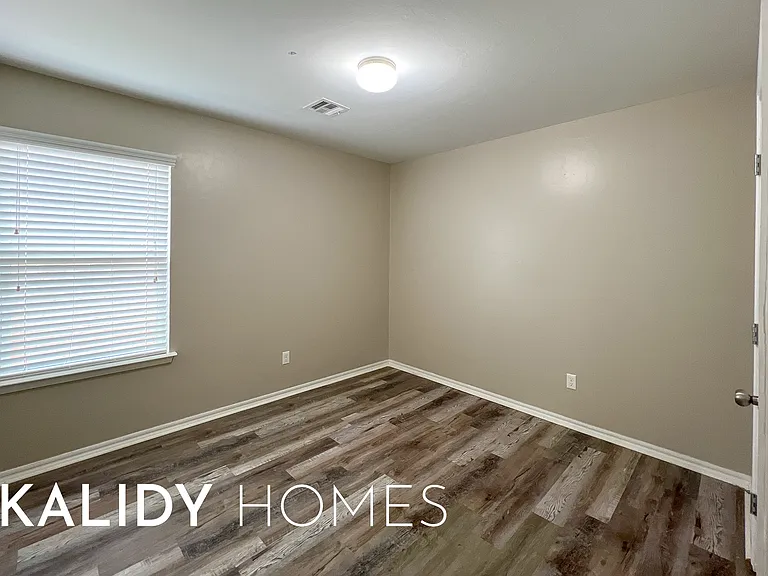737 Christian Ln — Photo 20