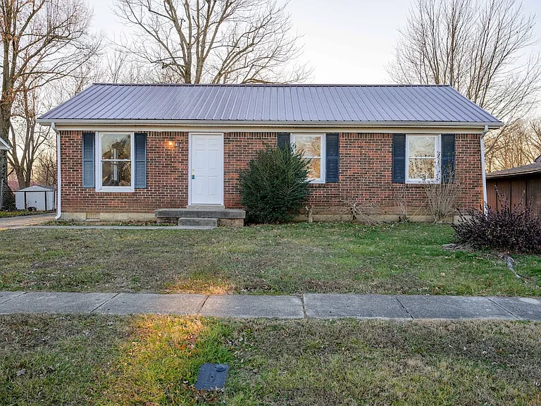 101 E Airview Dr — Photo 1