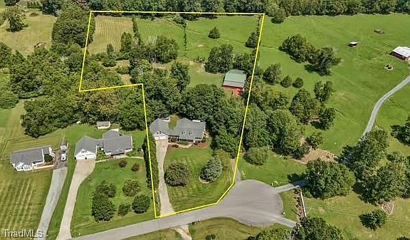 2nd image of 2911 Woodhaven Dr