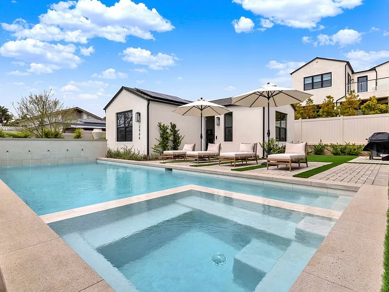 2906 Highland Dr #ADU — Photo 2