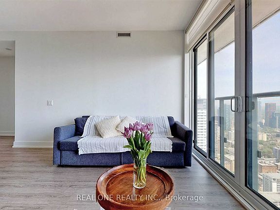 5th image of 7 Grenville St #5808