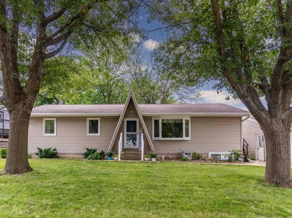 108 Celeste St, Hudson, IA 50643