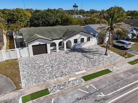 4th image of 22390 SW 66th Avenue