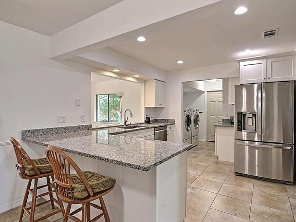 3rd image of 543 SW Belmont Cir